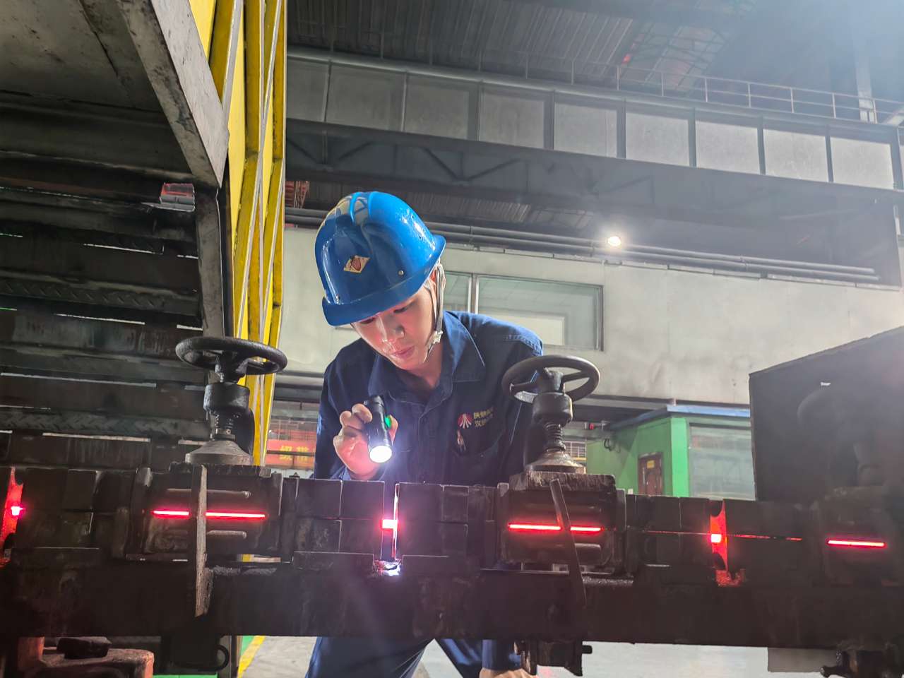 十余載磨煉  他始終追尋心中的“光”——記第九屆“陜鋼杯”軋鋼工技術(shù)能手彭萬勇