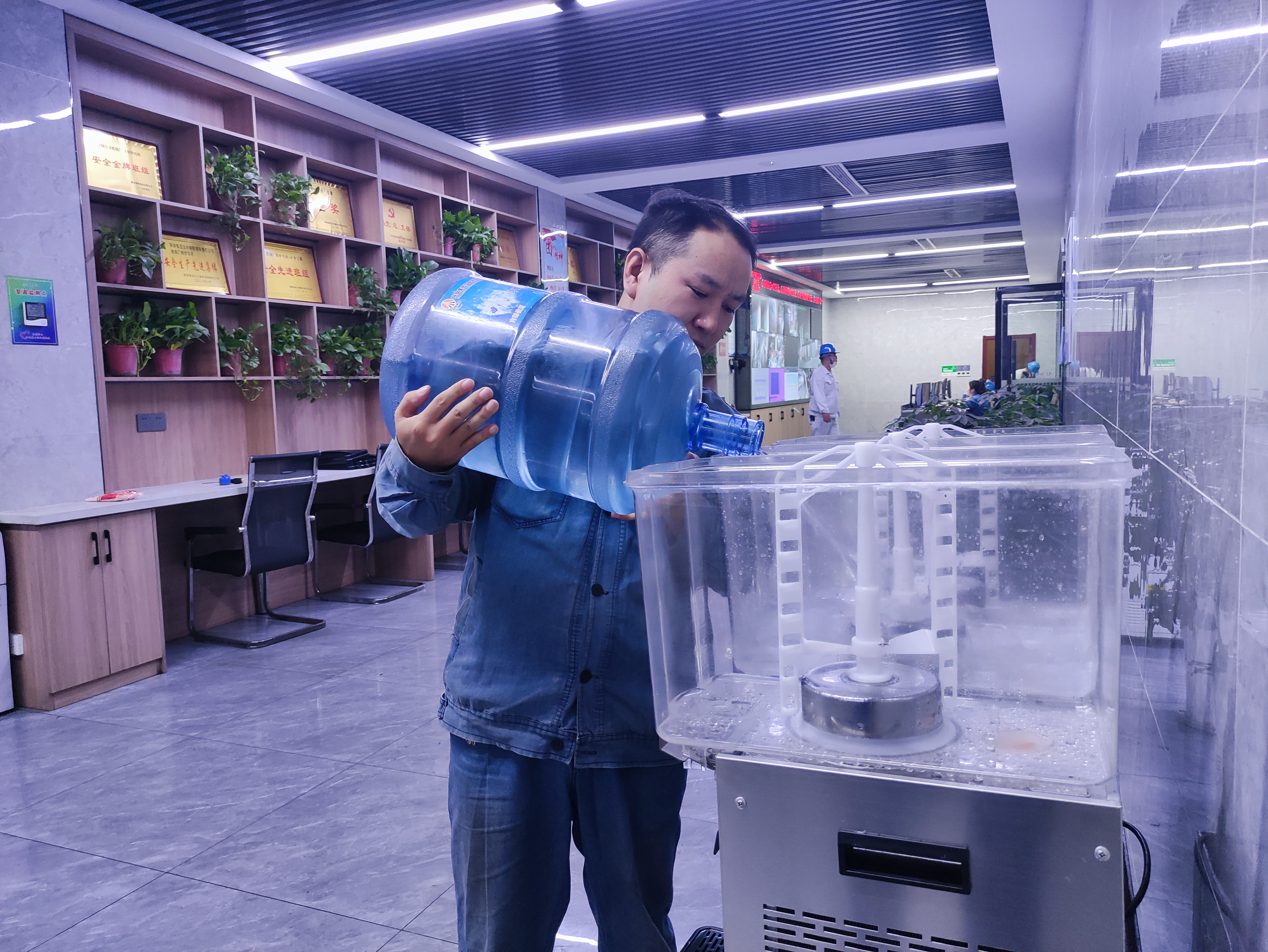 鏖戰(zhàn)“秋老虎” 生產(chǎn)不停歇