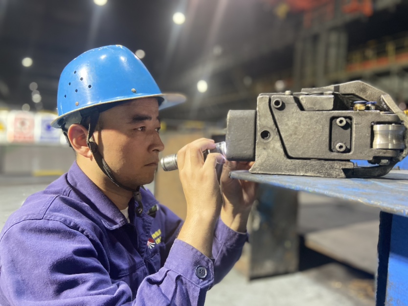 從“橄欖綠”到“軋鋼藍”  兩身制服一生擔當 ——記第九屆“陜鋼杯”軋鋼工技術能手魏哲