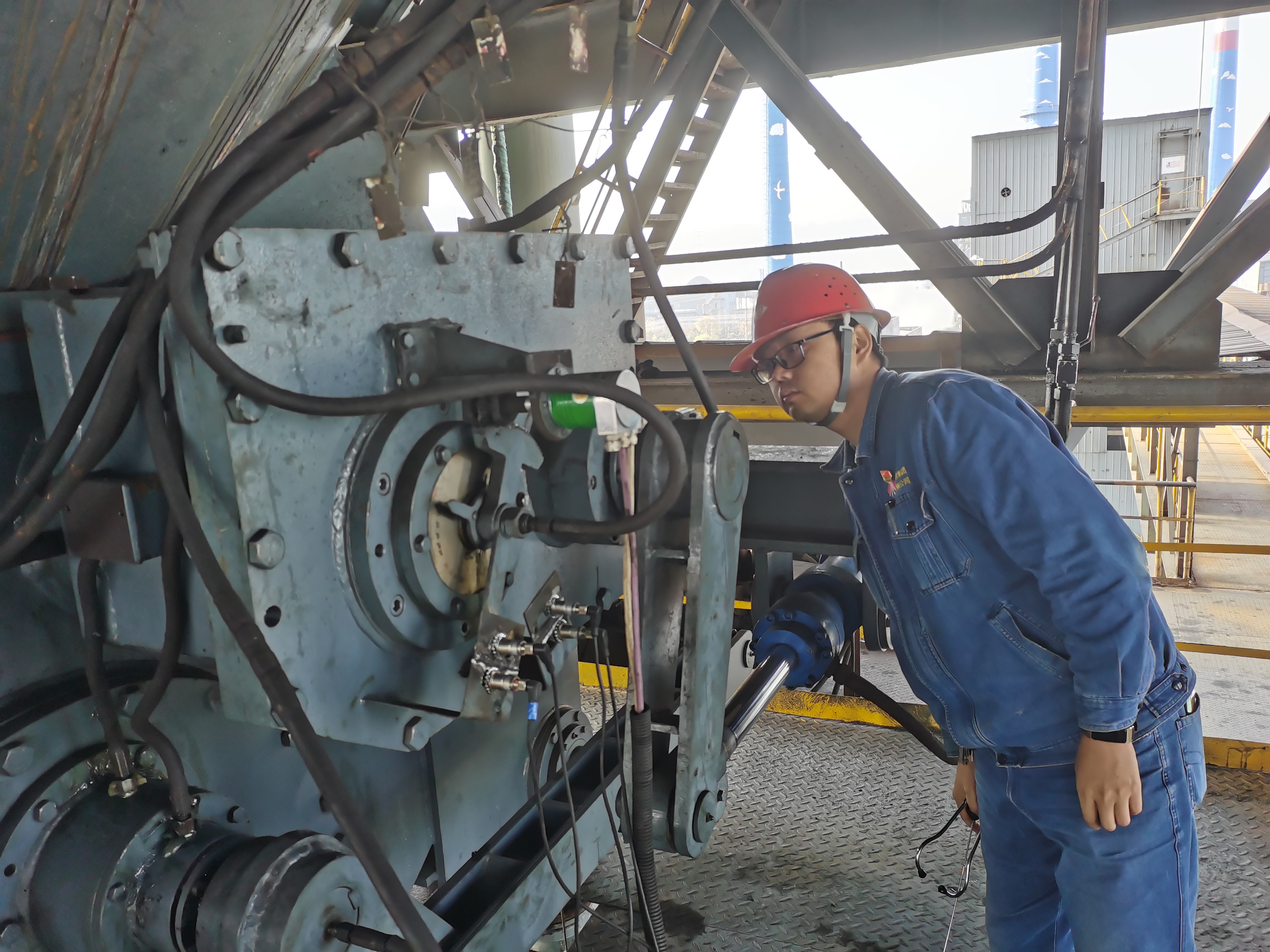 節(jié)日里，他們用堅(jiān)守和專注譜寫(xiě)勞動(dòng)者之歌