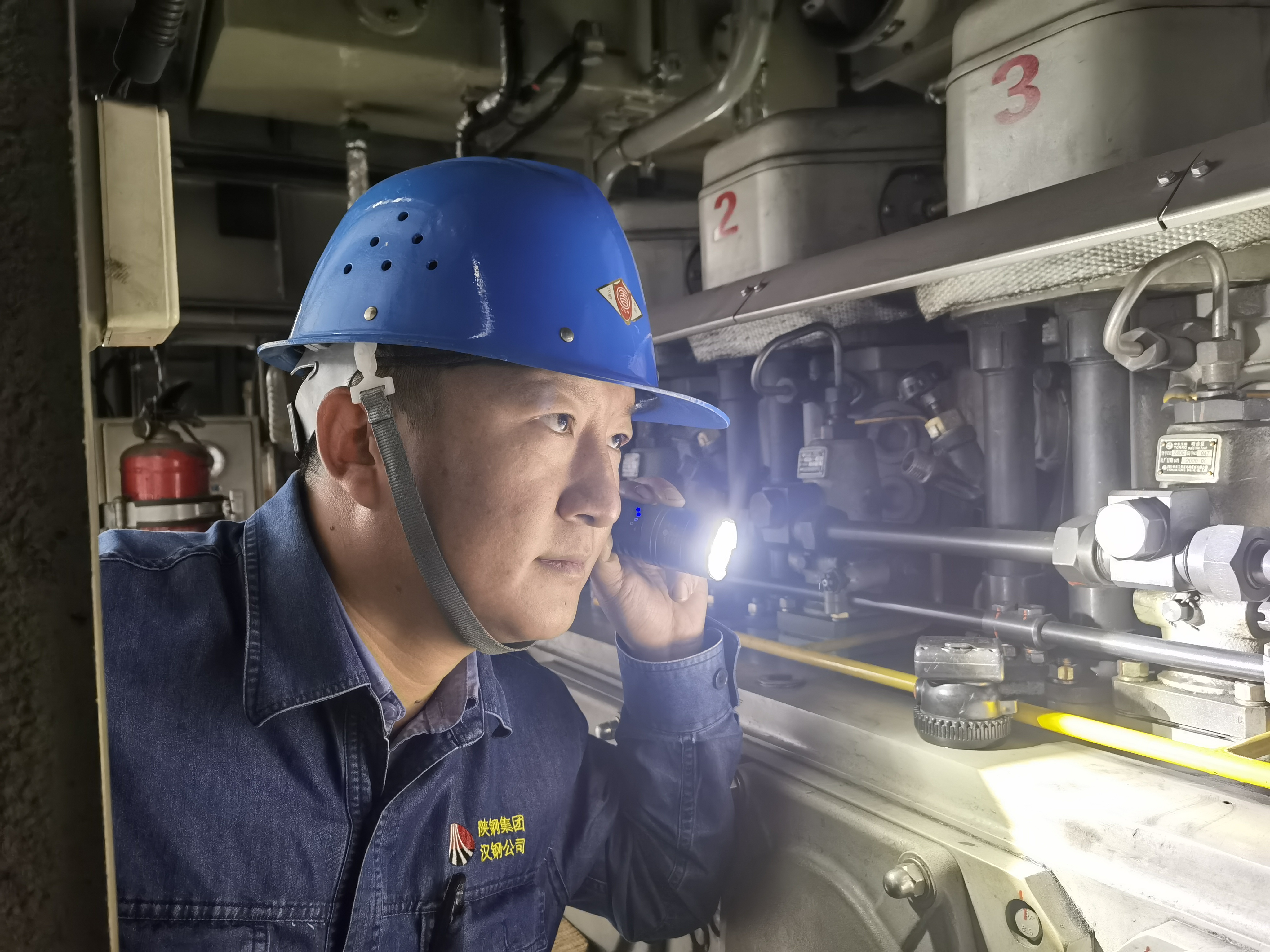 節(jié)日里，他們用堅(jiān)守和專注譜寫(xiě)勞動(dòng)者之歌