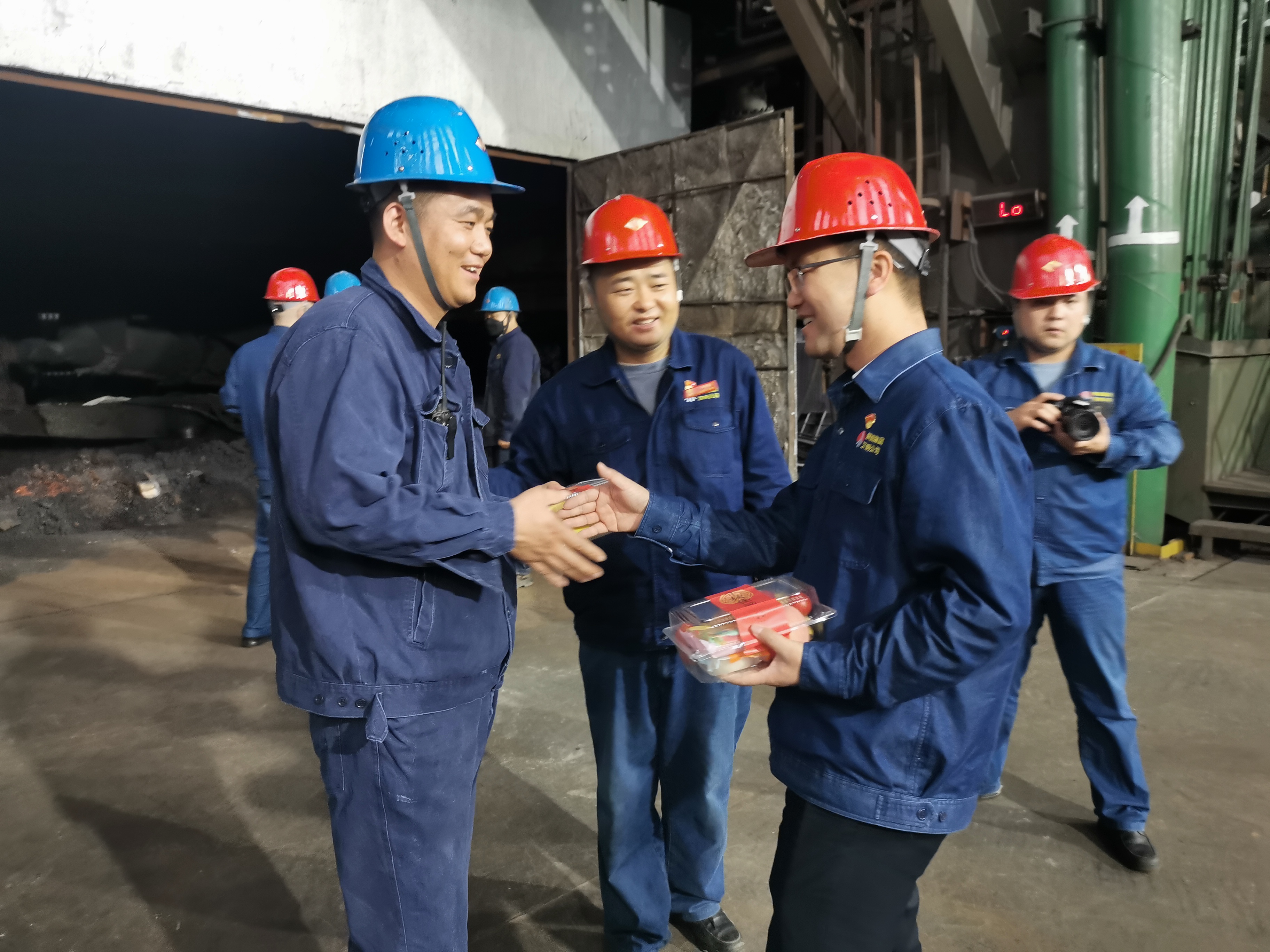 節(jié)日里，他們用堅(jiān)守和專注譜寫(xiě)勞動(dòng)者之歌