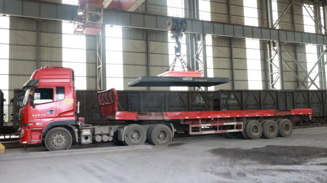 轉(zhuǎn)型升級(jí)邁出重要一步！漢鋼公司首批中厚板板坯正式裝車銷售