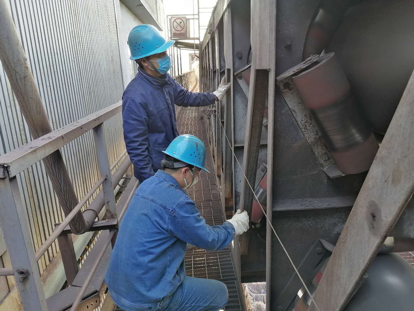 黎明前的檢修人