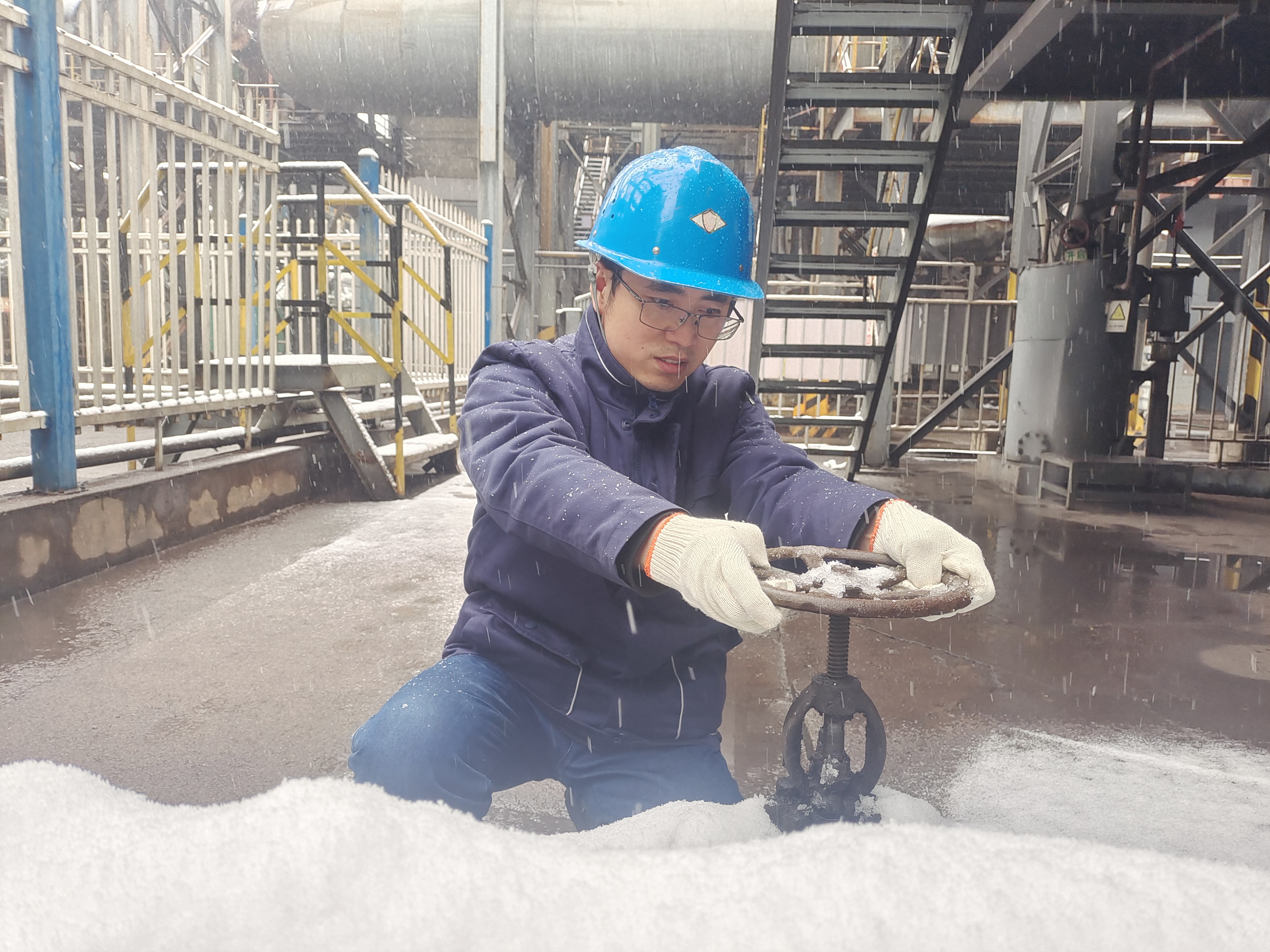 致敬！寒潮中那些堅守的身影……