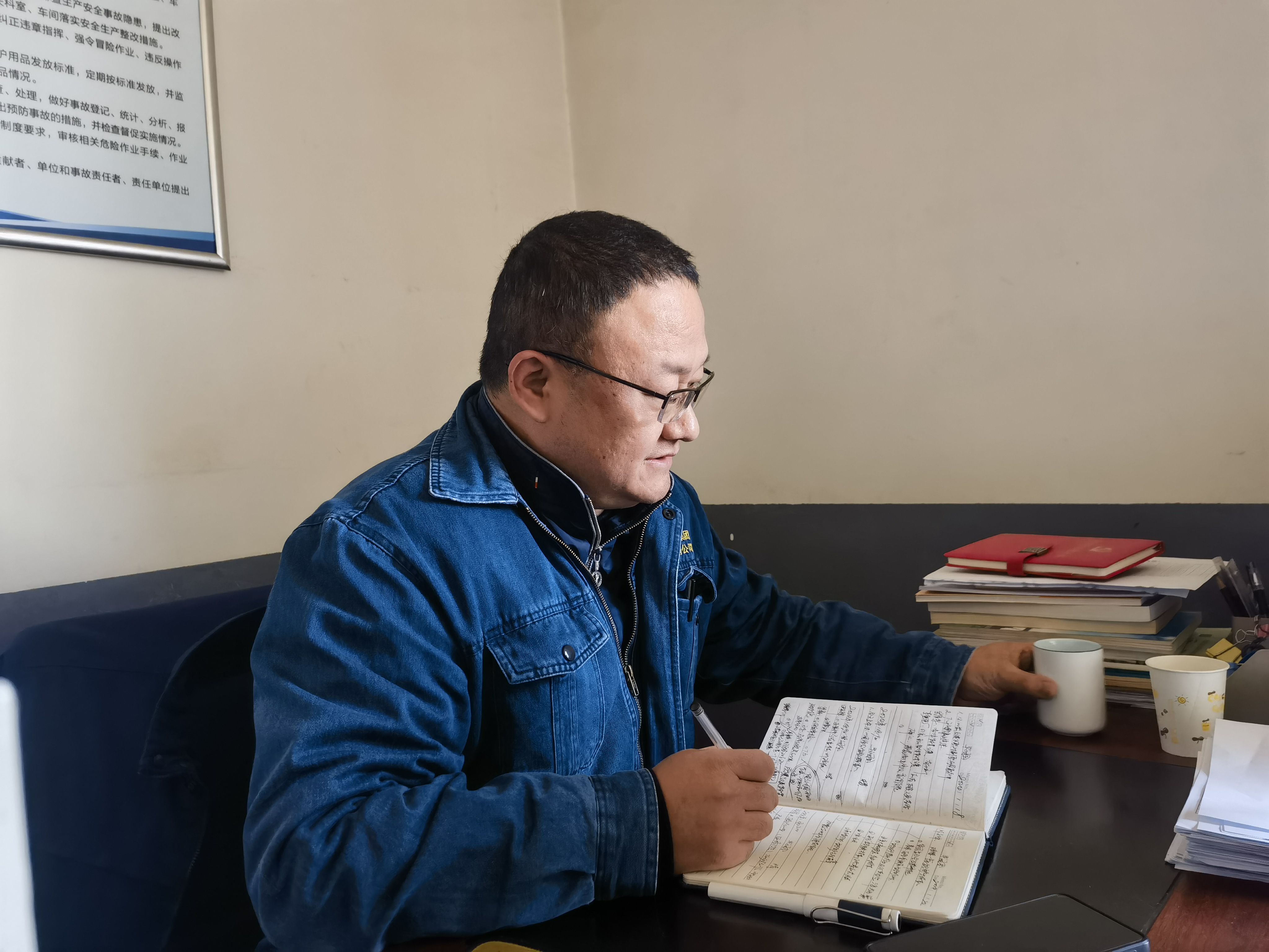 致敬  寒冬中逆行的“小人物”