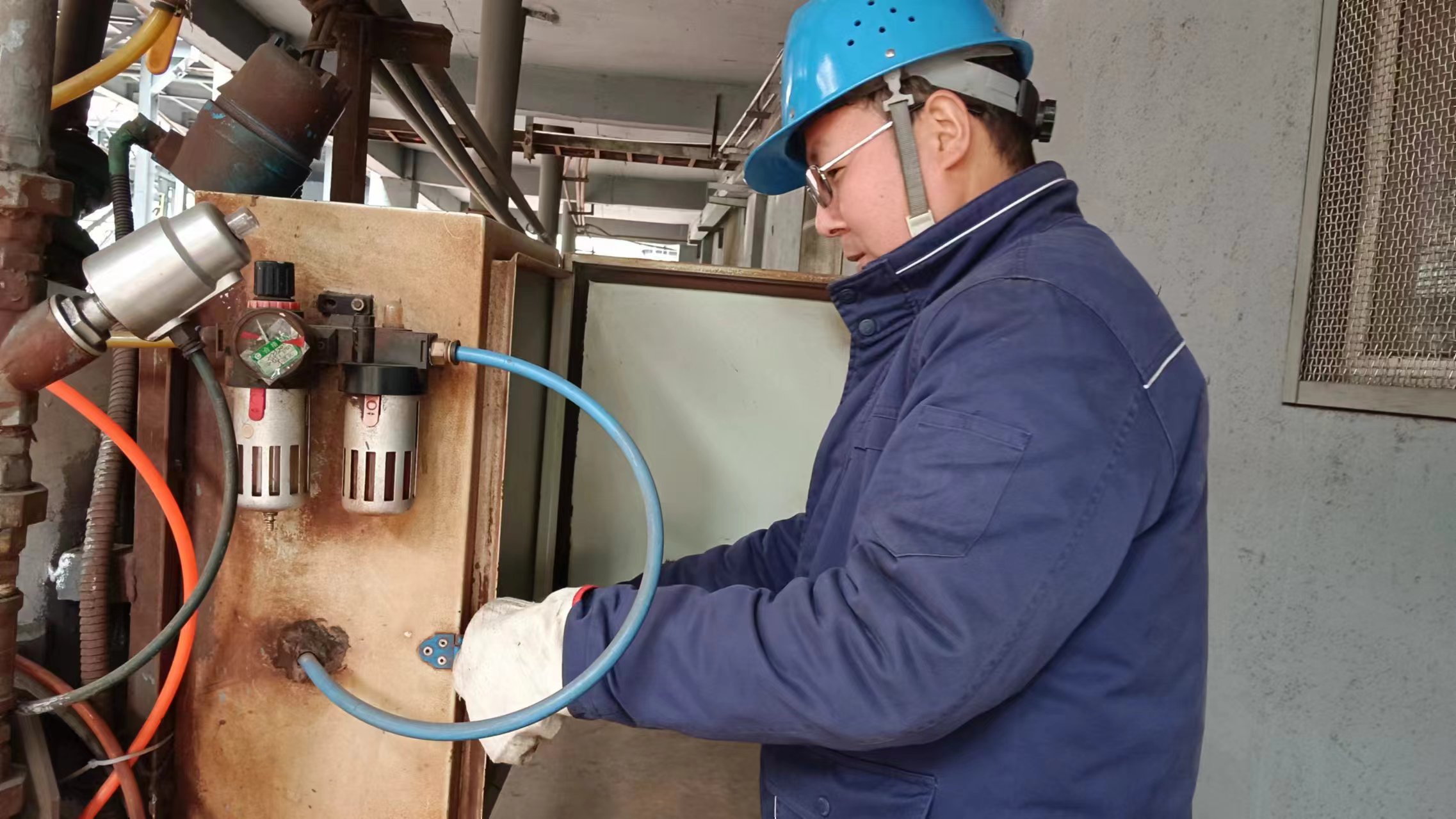 冬日里，生產(chǎn)現(xiàn)場(chǎng)“熱辣滾燙”的他