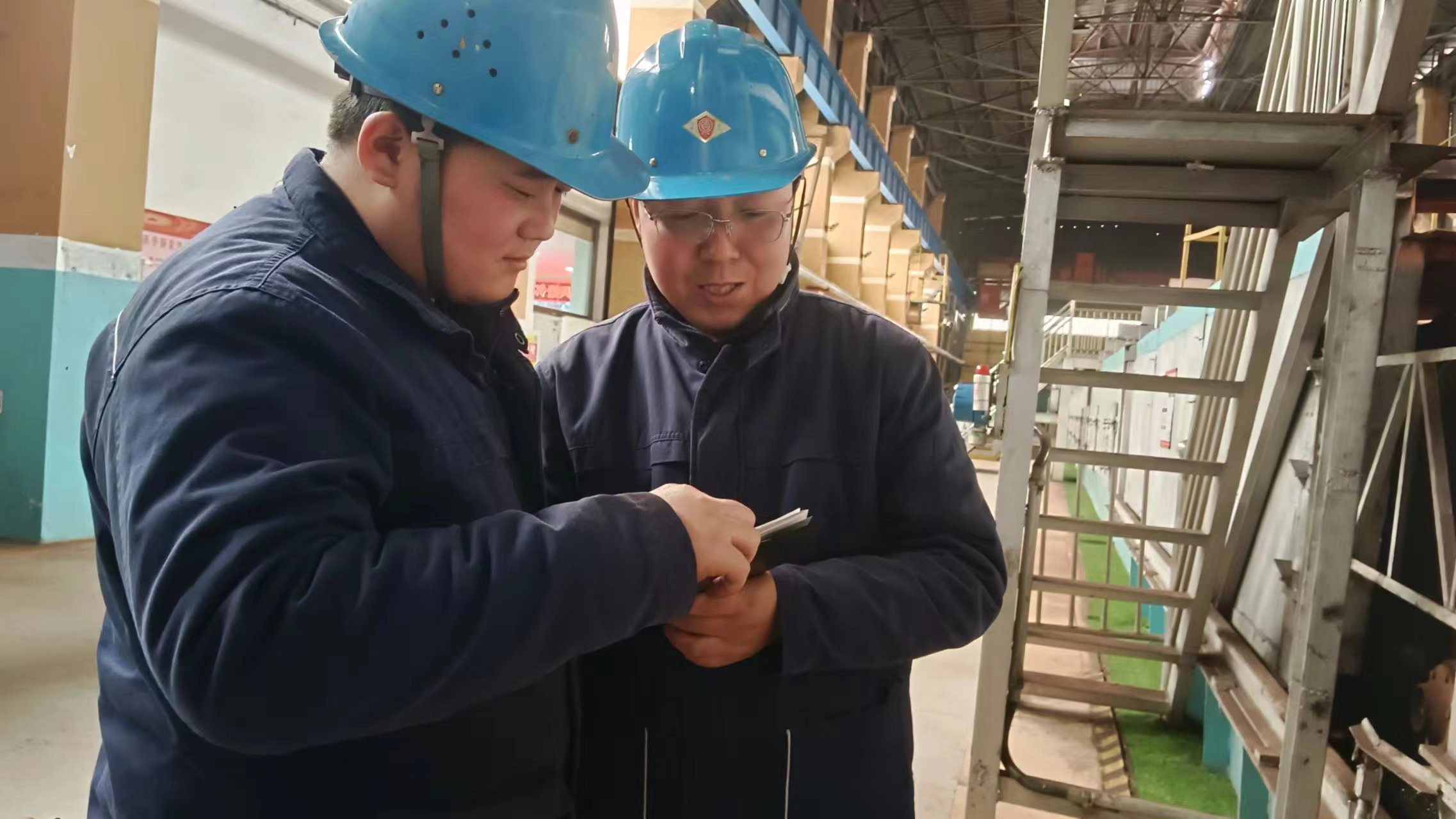 冬日里，生產(chǎn)現(xiàn)場(chǎng)“熱辣滾燙”的他