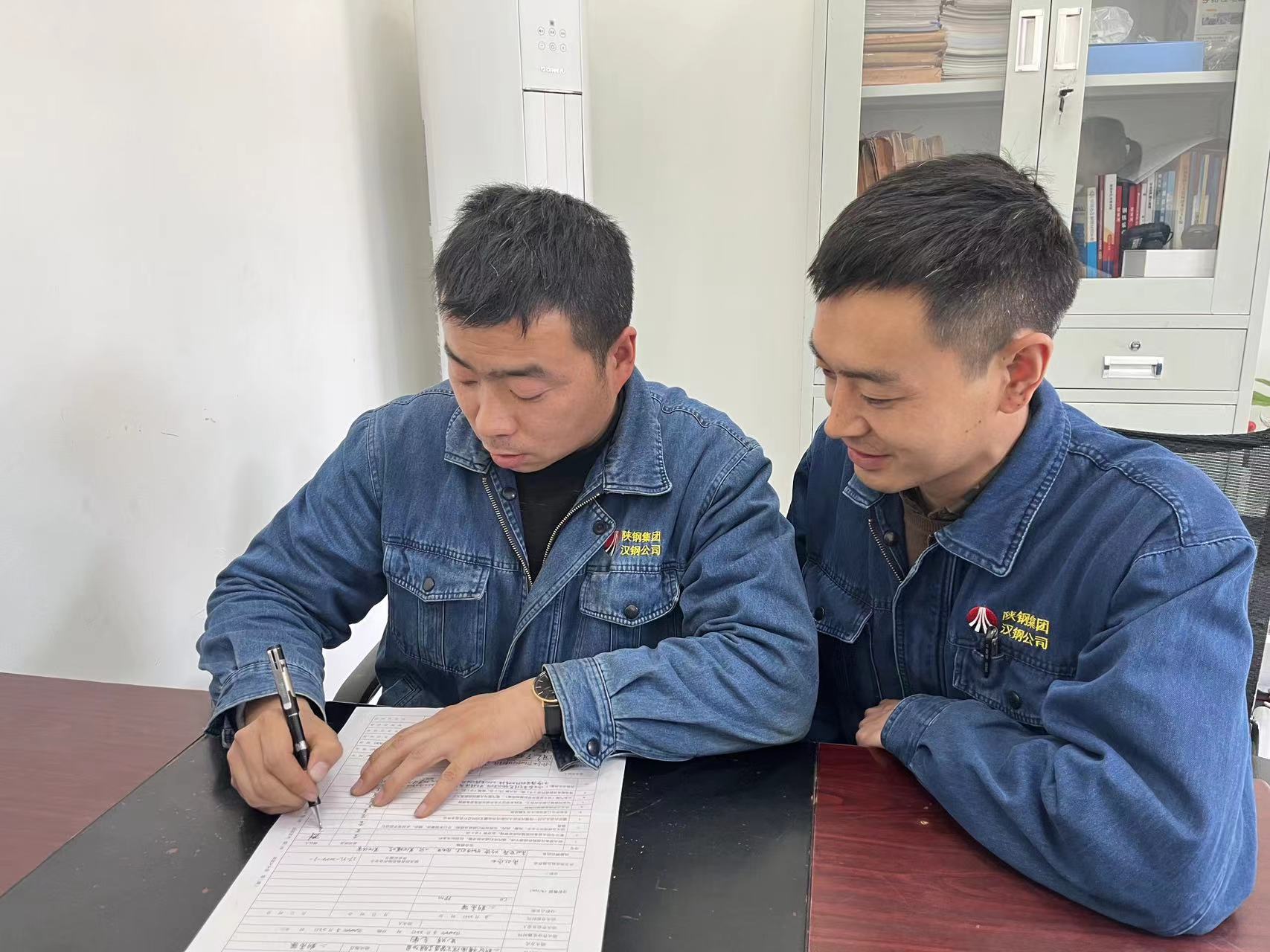 將“青春詩(shī)行”寫在十里鋼城最需要的地方