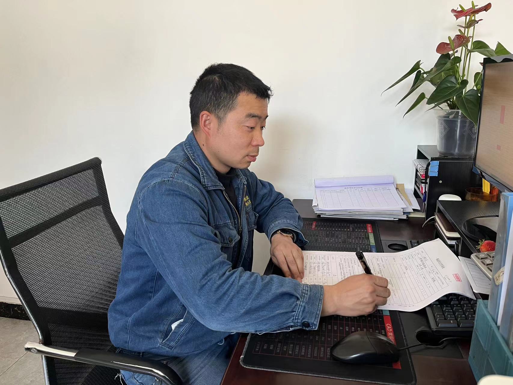 將“青春詩(shī)行”寫在十里鋼城最需要的地方