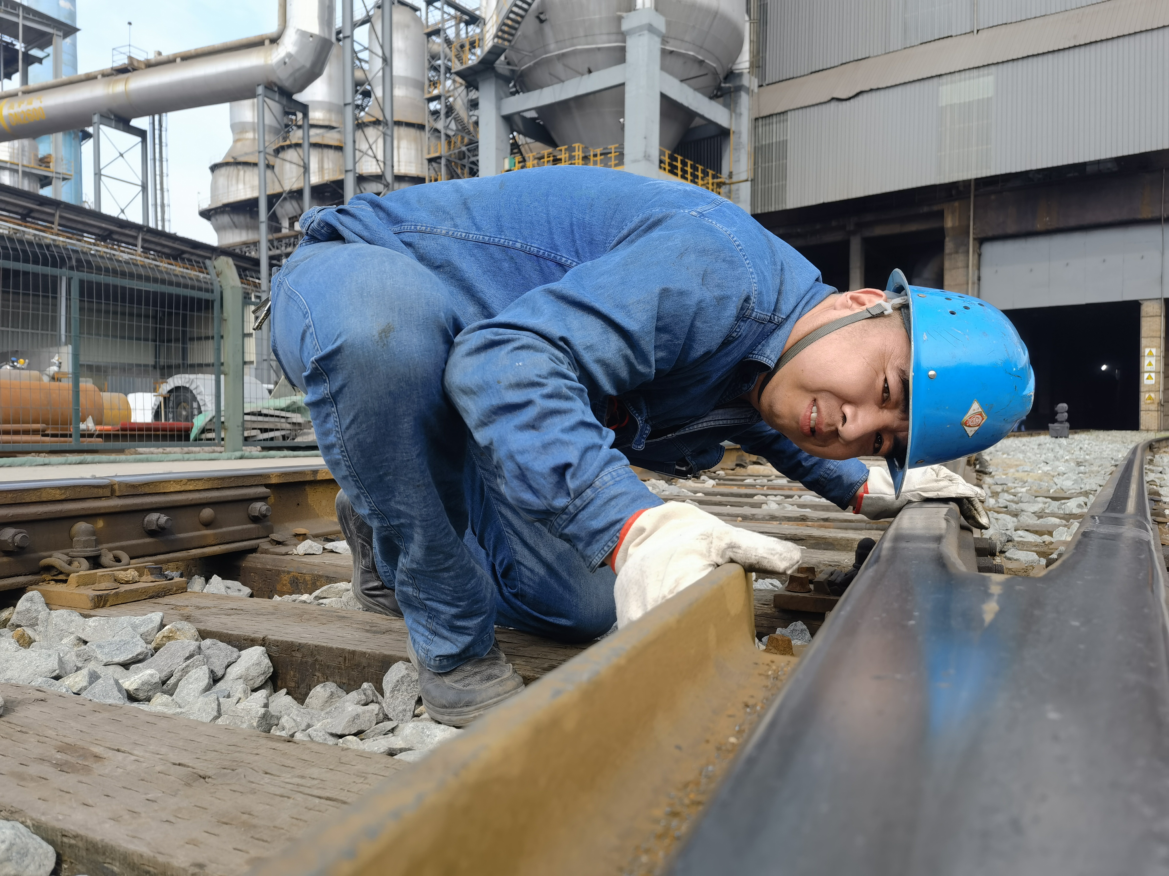 不負(fù)“熱”愛，致敬烈日下的“鋼鐵俠”！