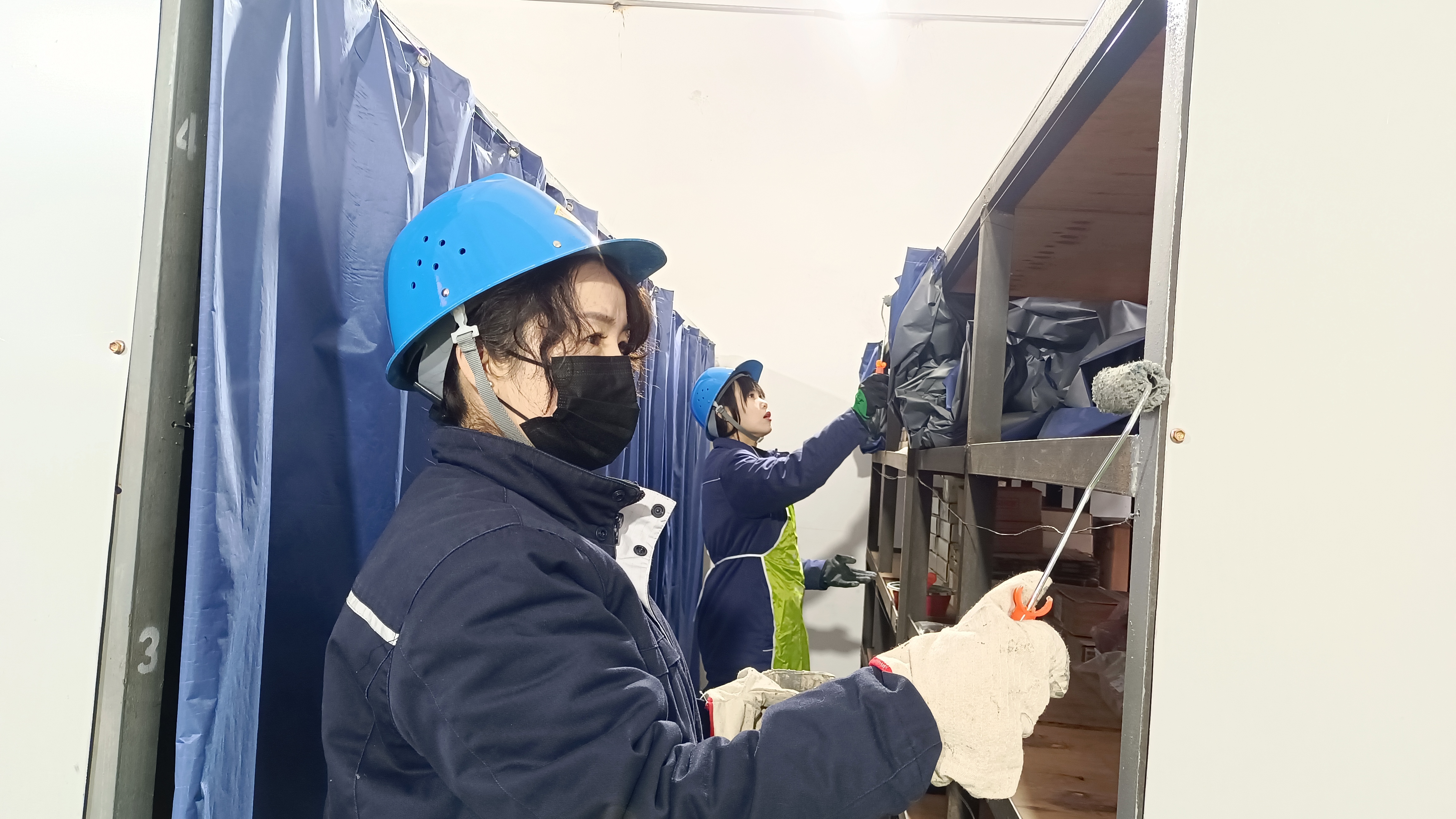 庫房里的“巾幗六角戰(zhàn)士”