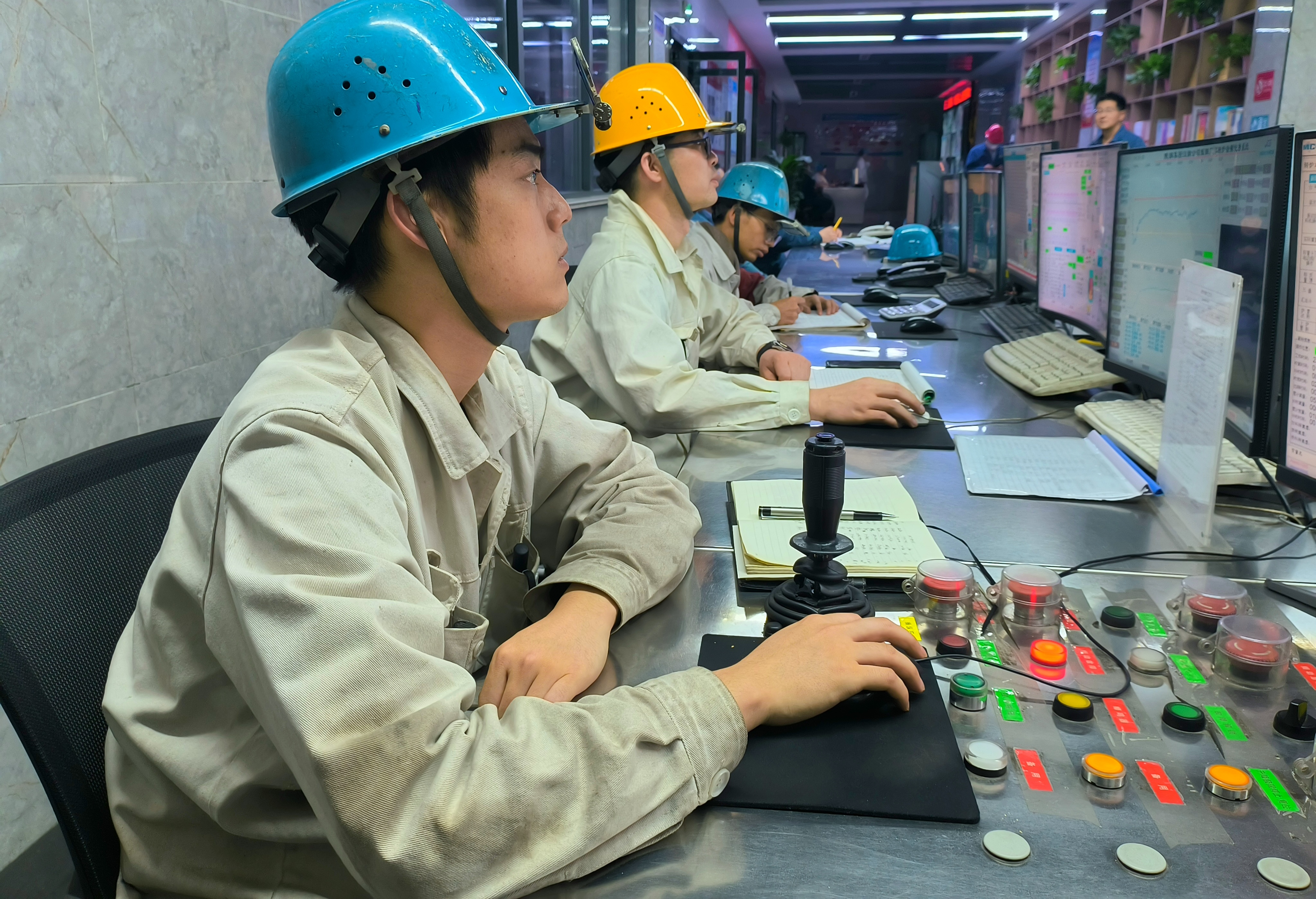 向新而生  看煉鋼人的奮進(jìn)“速描”