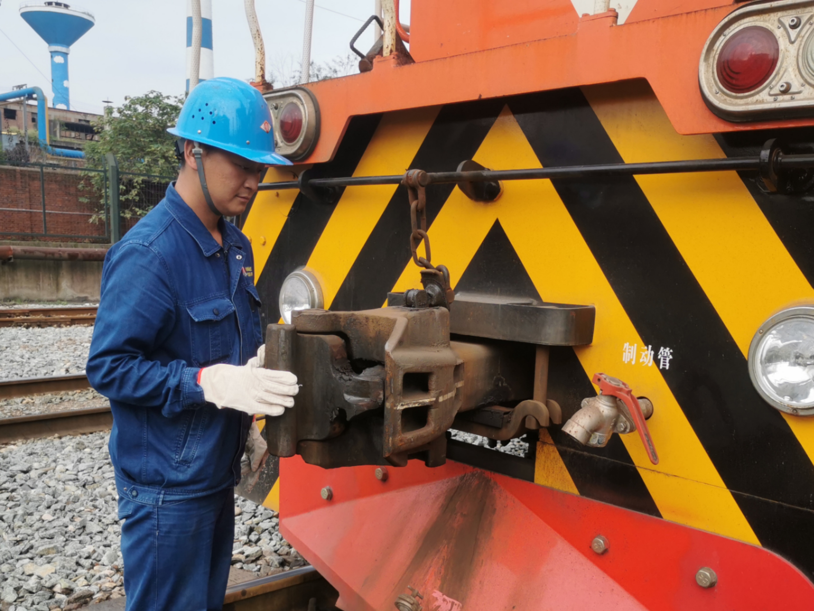 鋼軌淬煉里的五一贊歌