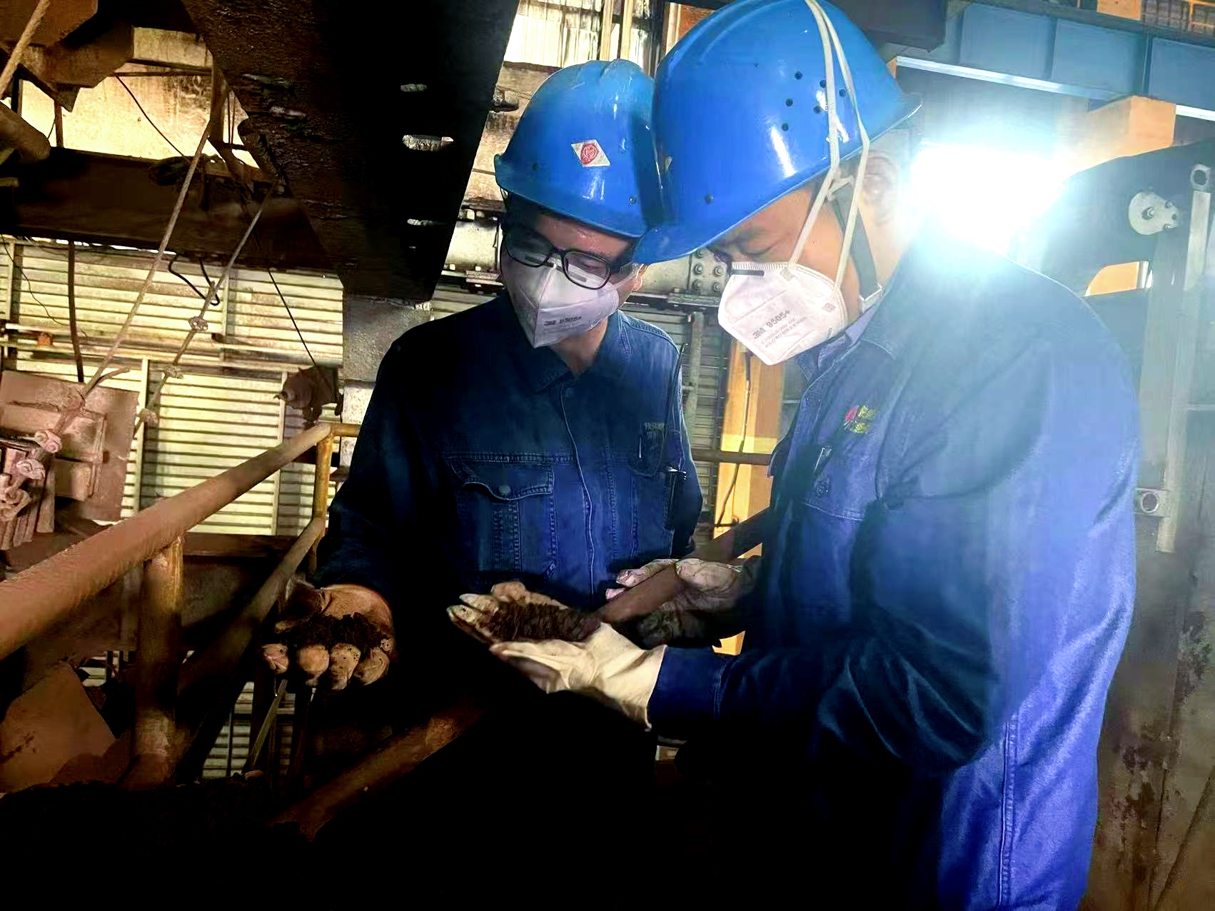 這個(gè)五一，在滾燙爐火旁“燃”起堅(jiān)守