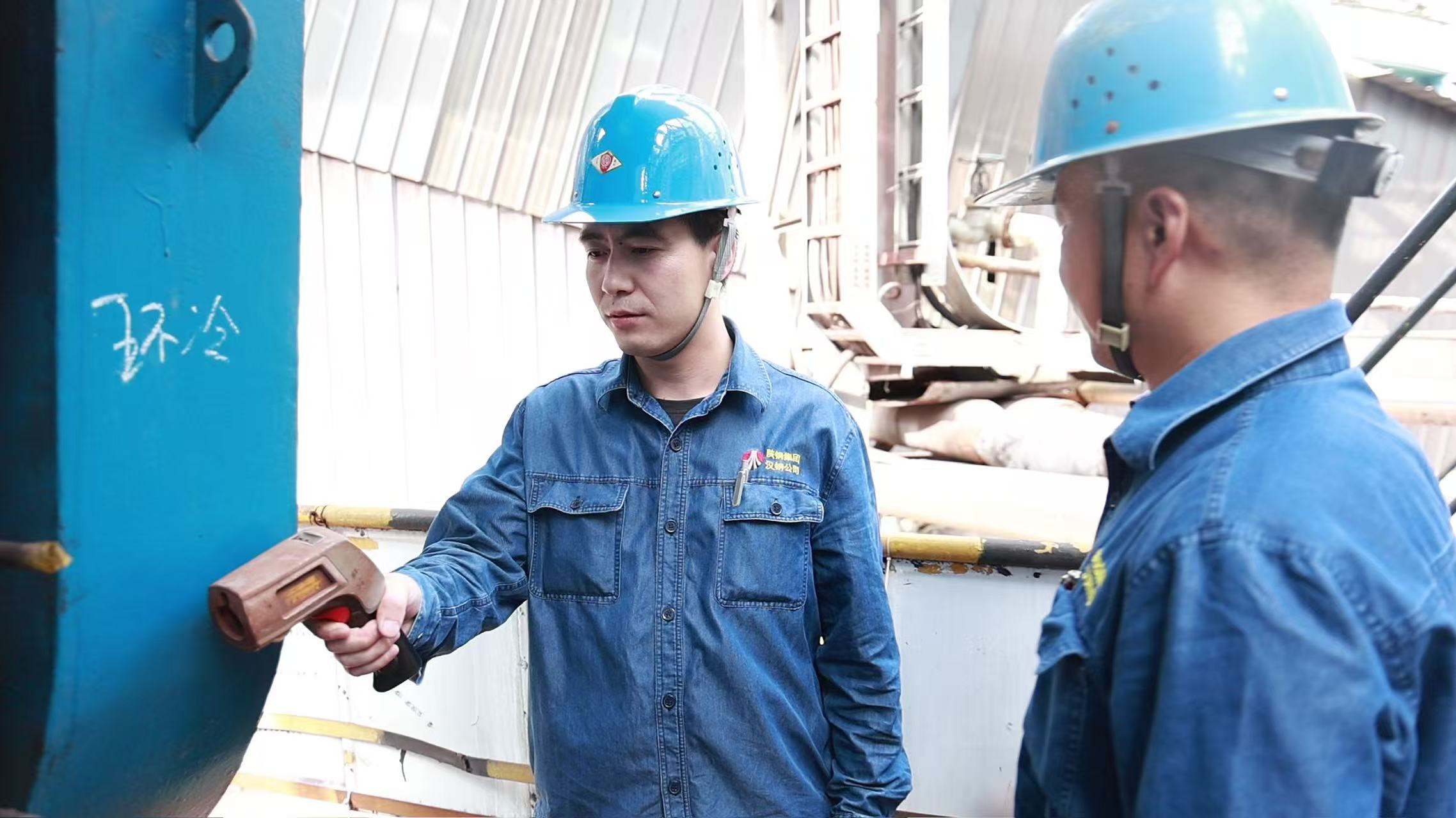 這個(gè)五一，在滾燙爐火旁“燃”起堅(jiān)守