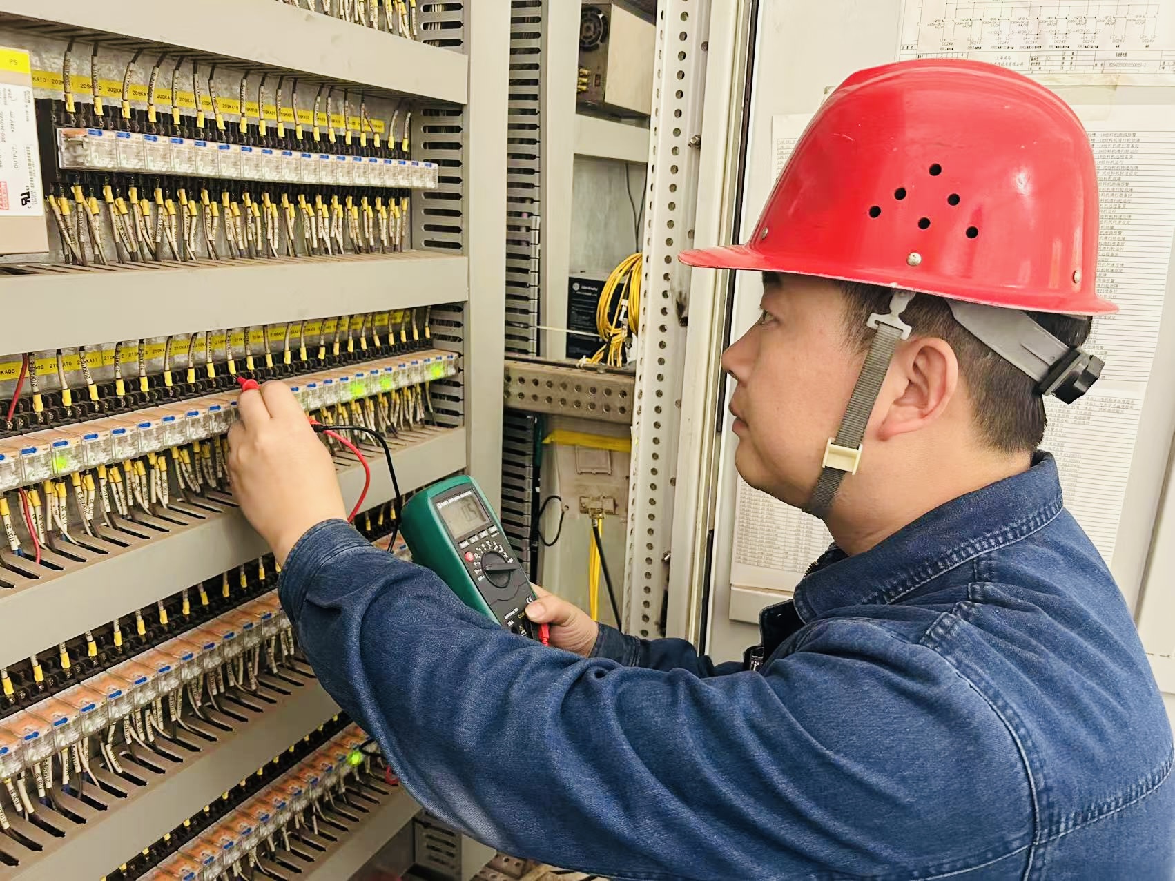 扎根維修電工15年，創(chuàng)新鍛造“匠人”—記第三屆“陜鋼工匠”張磊