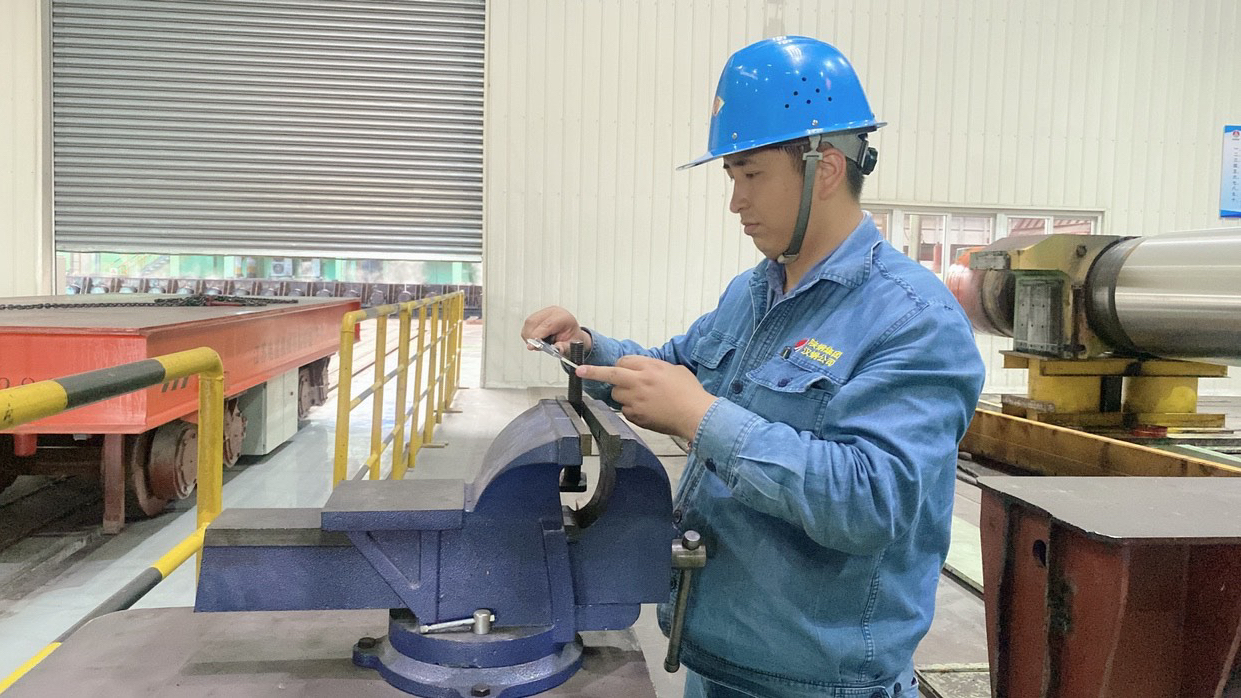 張強：鋼鐵洪流中的“毫米舞者”