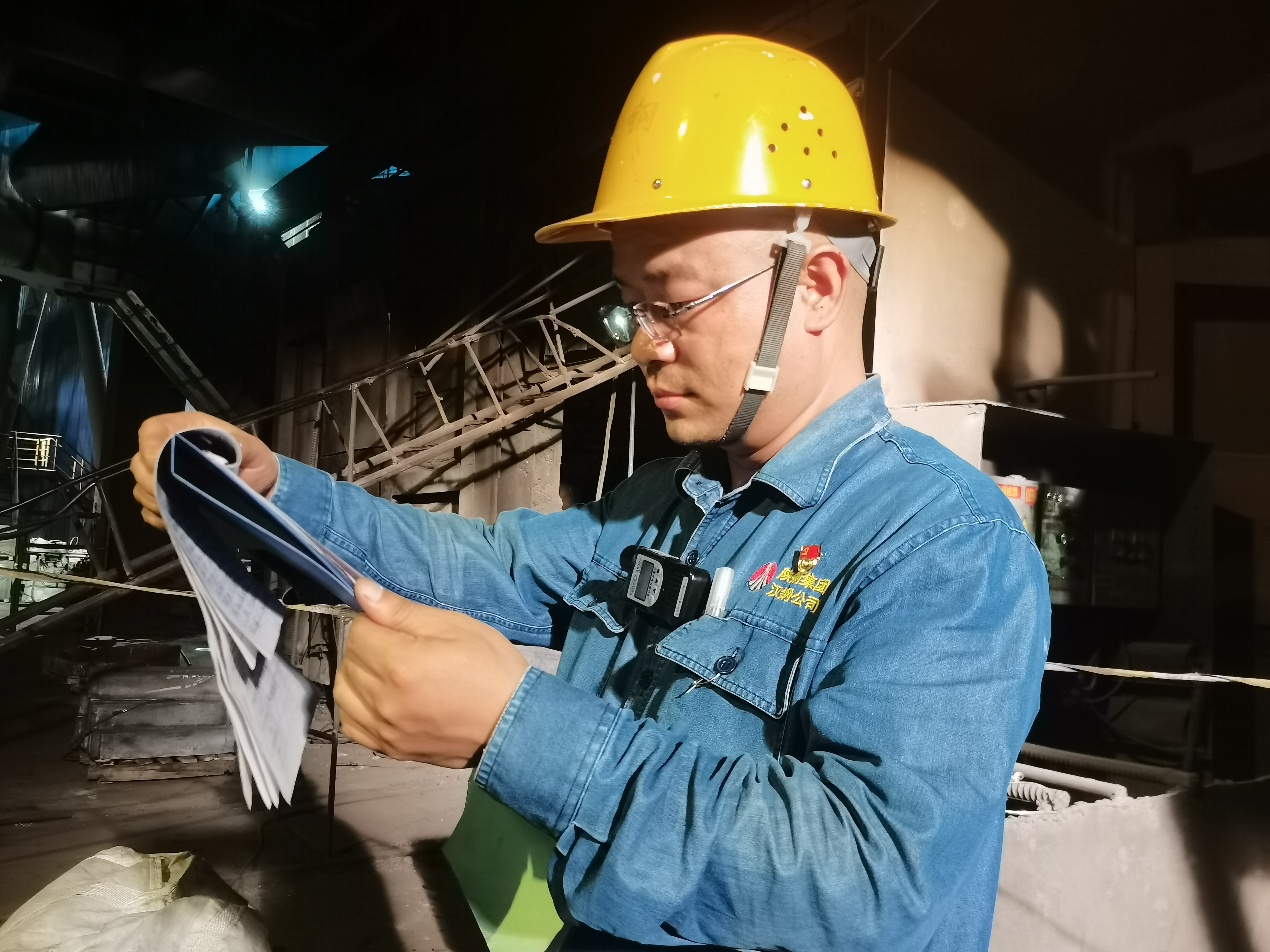 那頂黃色安全帽下的溫度