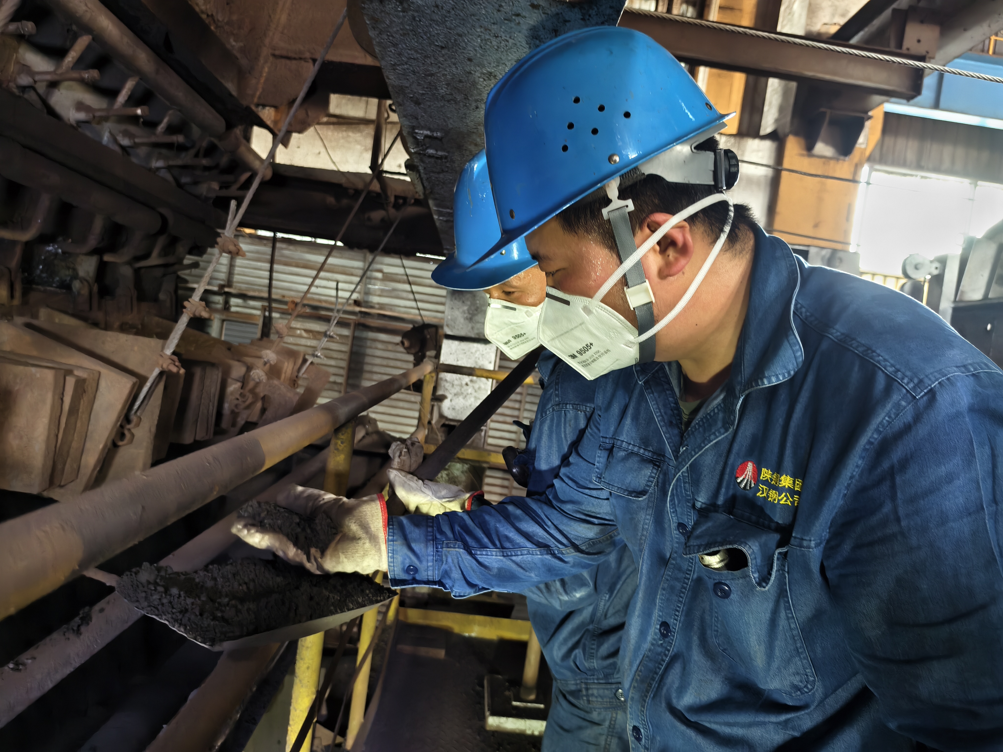 “熱”力擔當，鋼鐵人“汗”衛(wèi)生產(chǎn)線