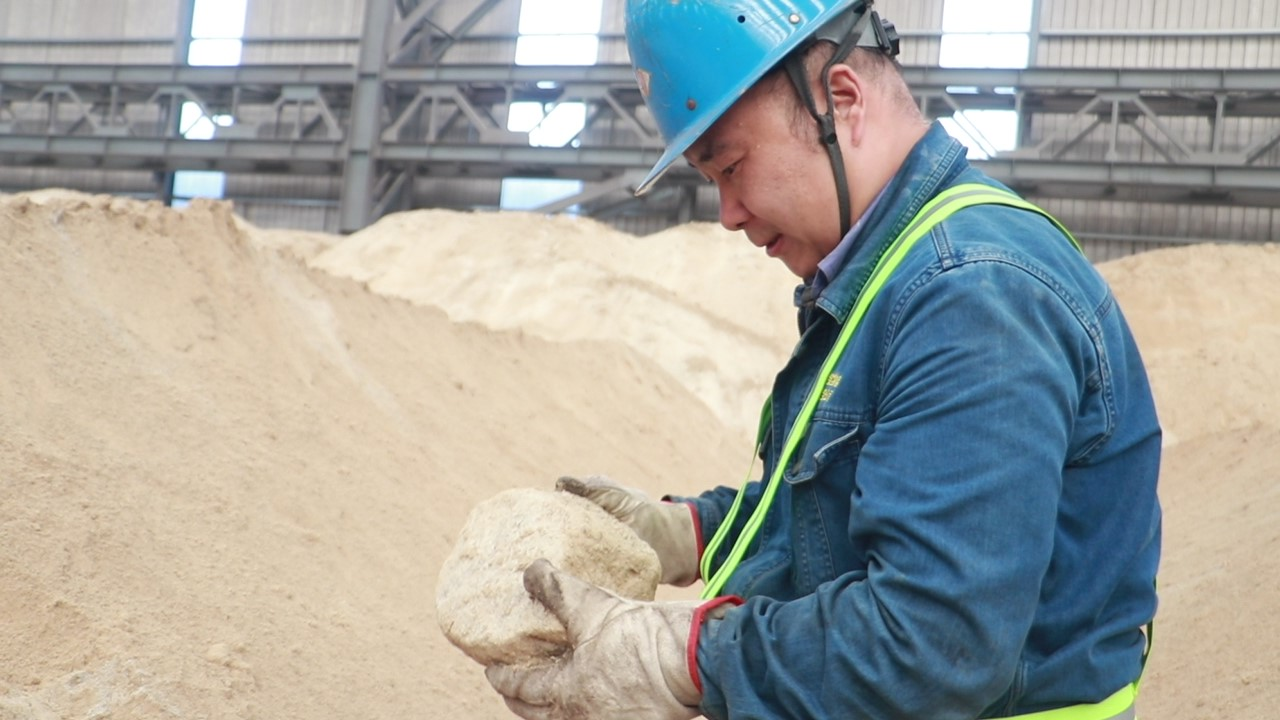 “熱”力擔當，鋼鐵人“汗”衛(wèi)生產(chǎn)線