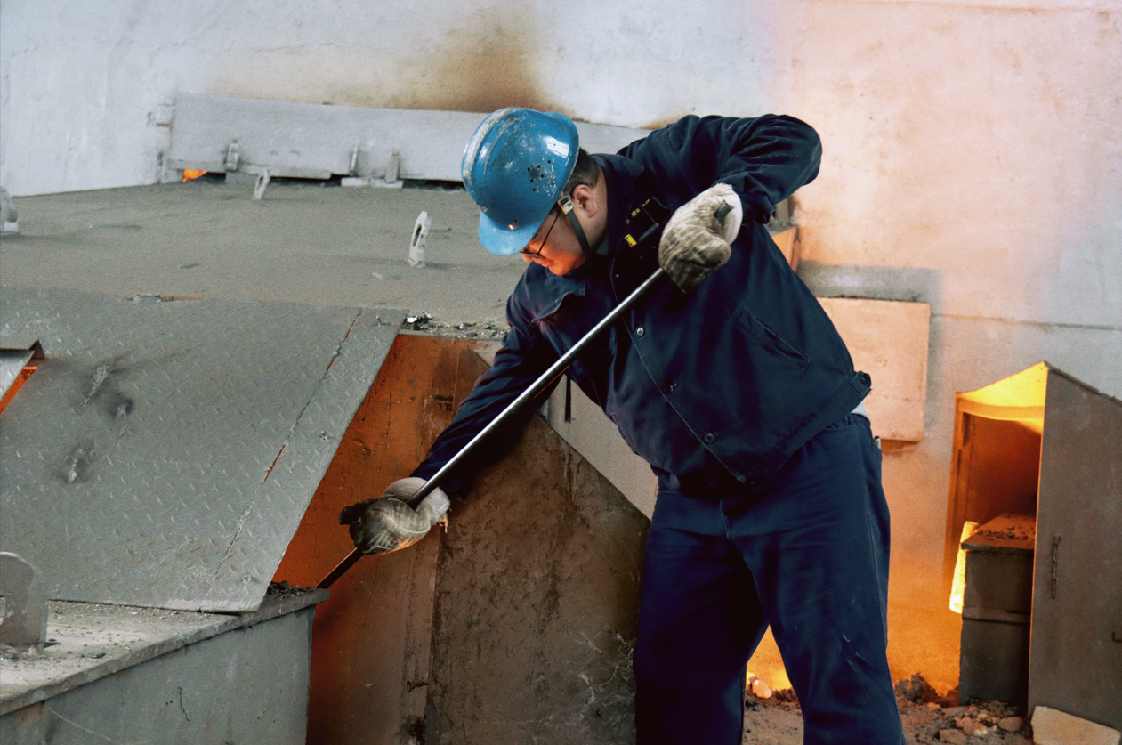 熔爐熱浪中的鋼鐵堅守