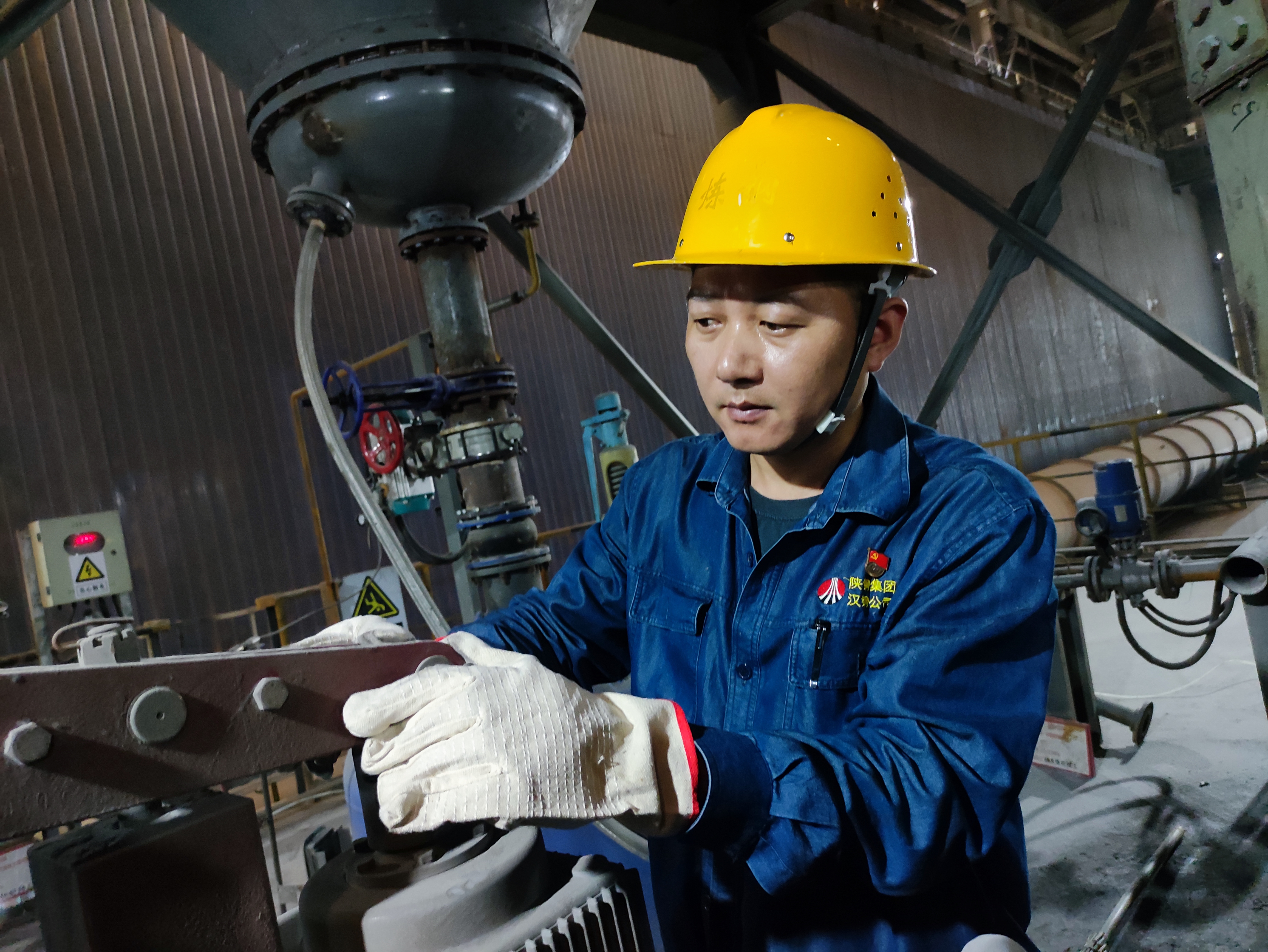 黨徽在崗位閃耀  初心在一線綻放