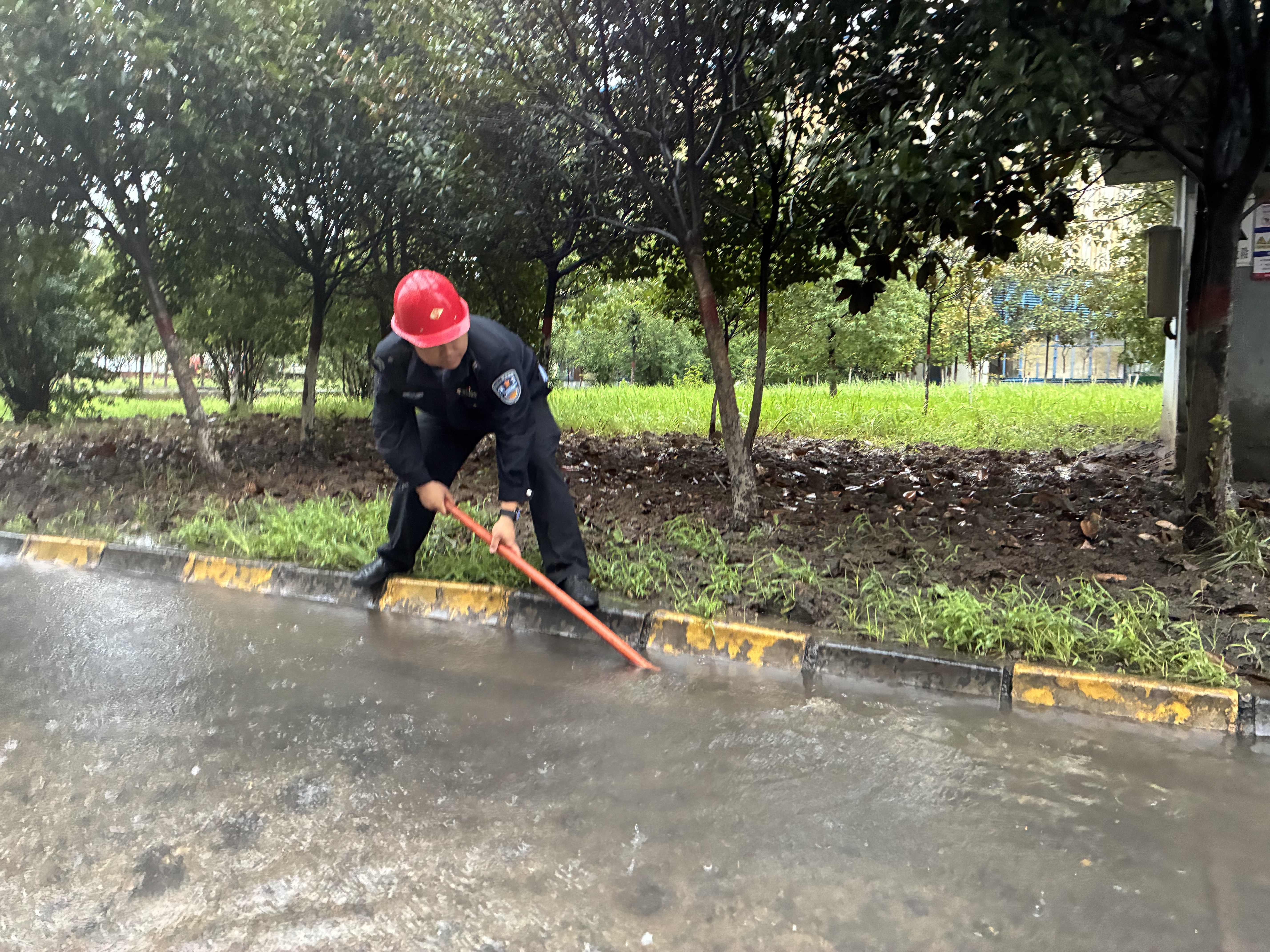 “汛”令如山，內(nèi)保服務(wù)中心以堅(jiān)守筑牢公司“安全堤”