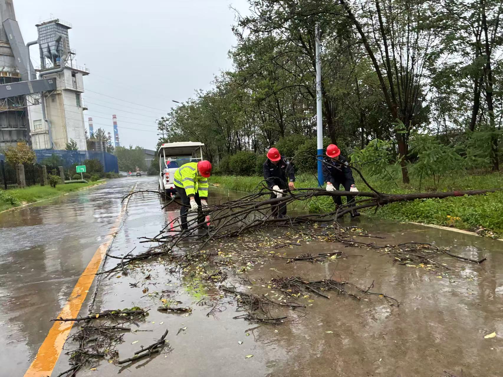 “汛”令如山，內(nèi)保服務(wù)中心以堅(jiān)守筑牢公司“安全堤”