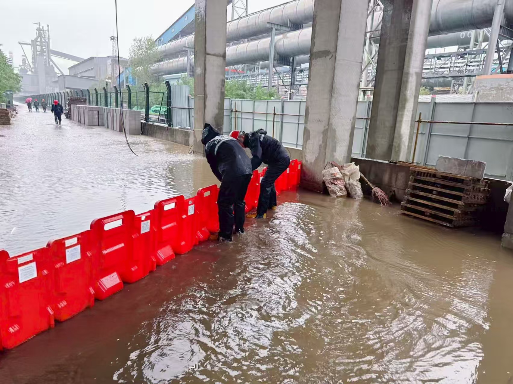 “汛”令如山，內(nèi)保服務(wù)中心以堅(jiān)守筑牢公司“安全堤”
