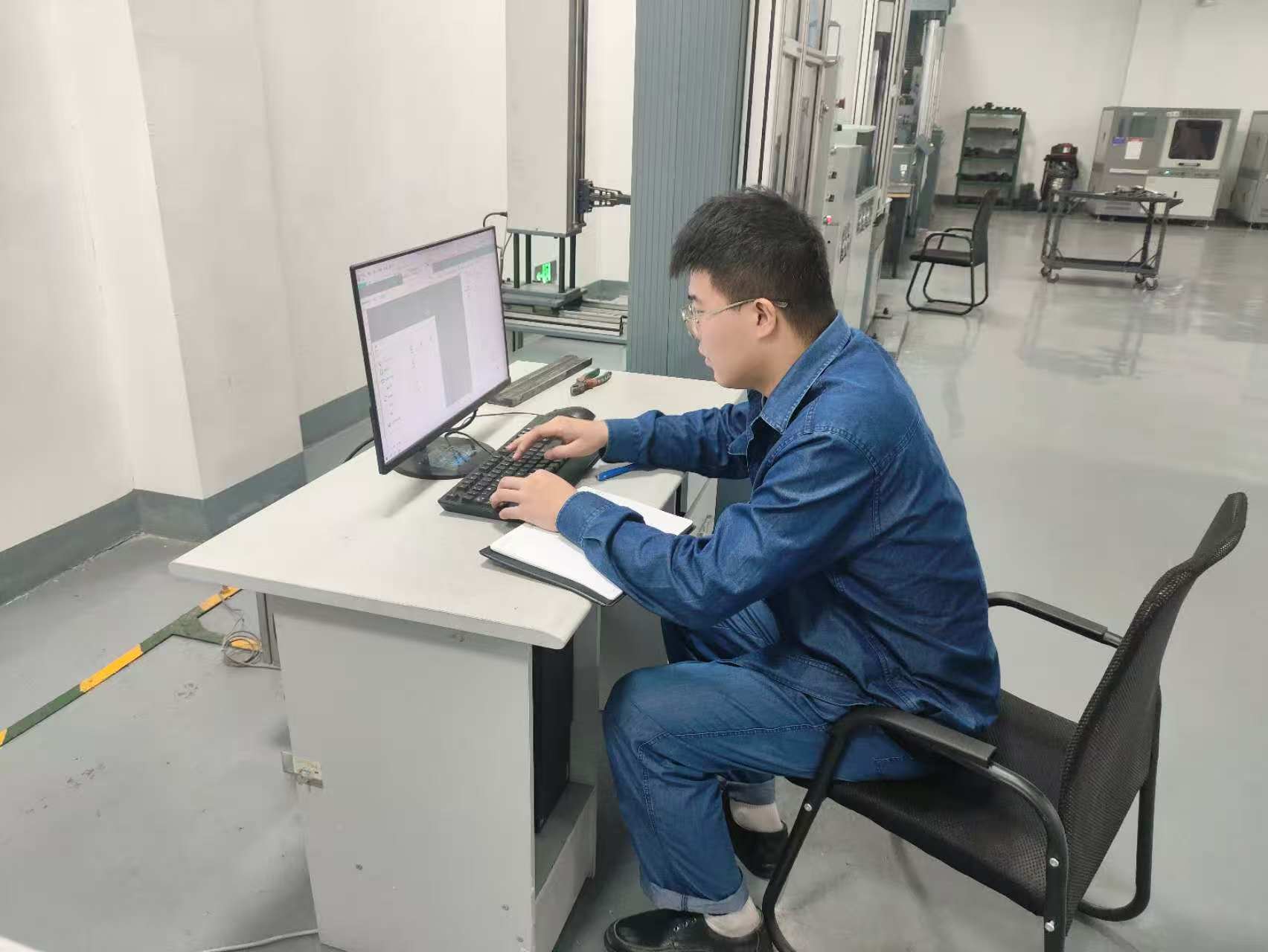 “數(shù)字衛(wèi)士”：漢鋼公司智能制造辦公室團(tuán)隊(duì)的堅(jiān)守與擔(dān)當(dāng)