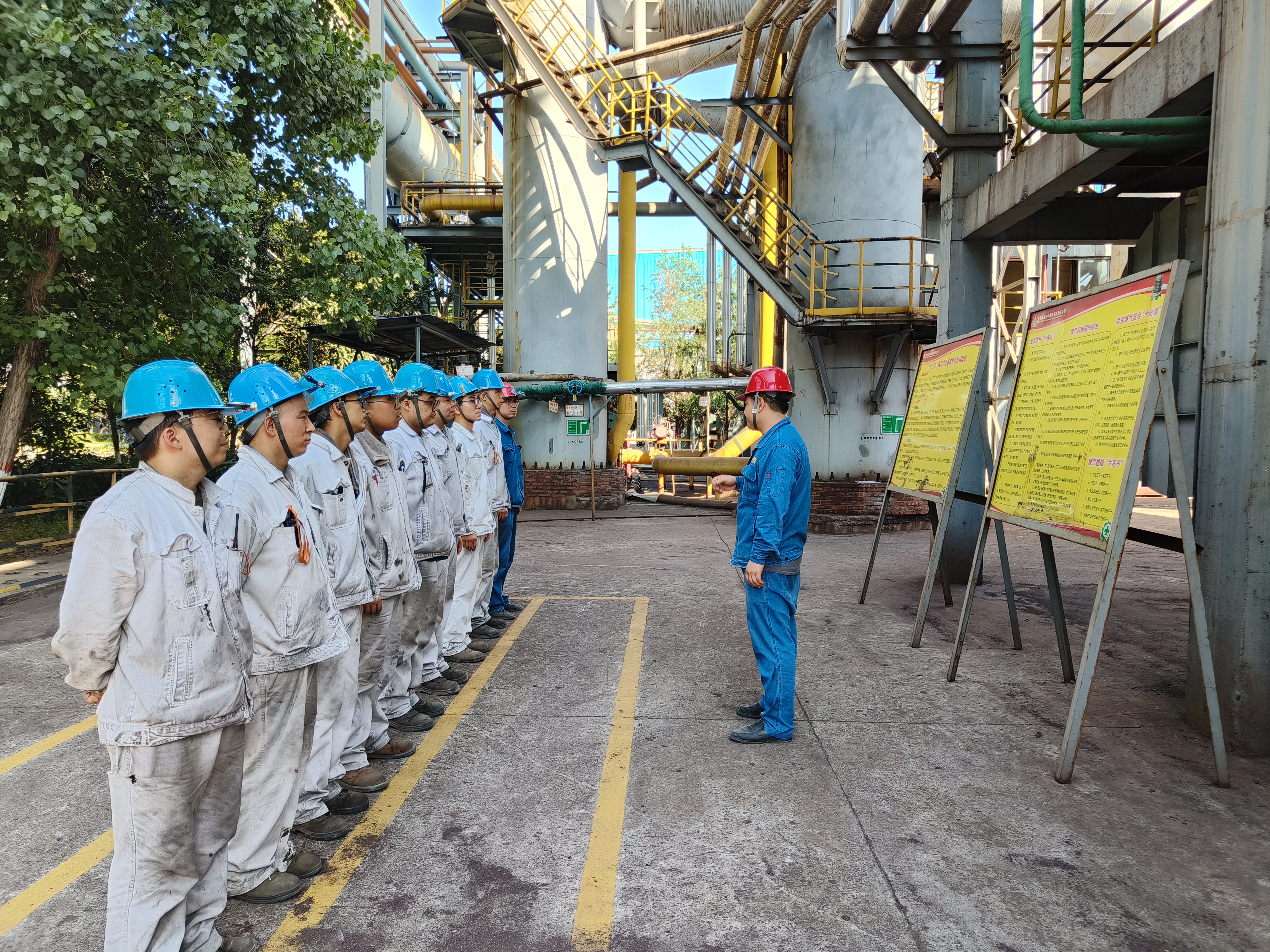 “細針密縫”繡好百日安全“平安錦”
