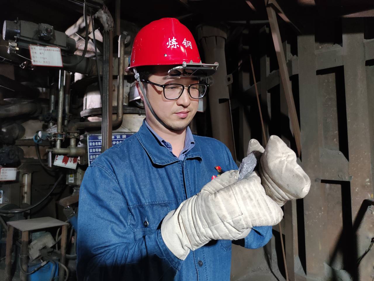 鋼花映華誕 堅守踐初心