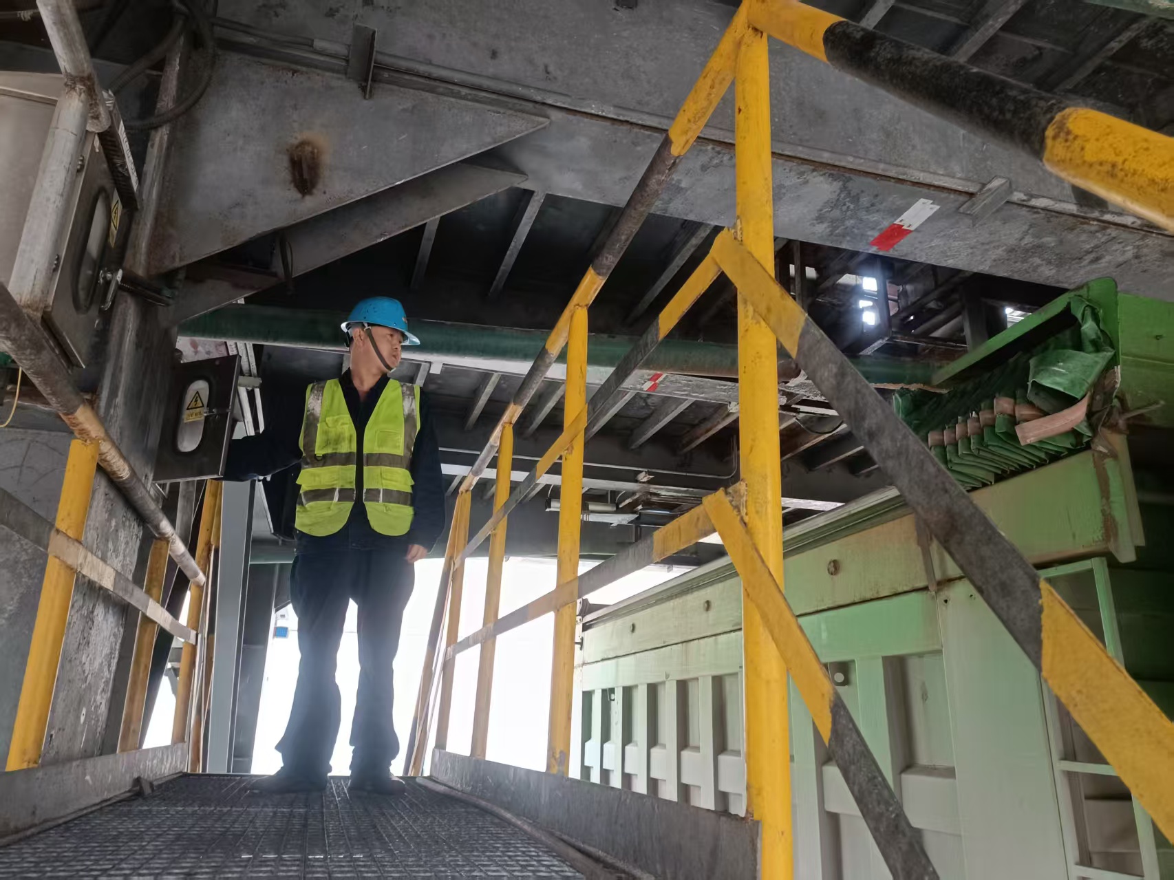 堅(jiān)守一線的身影，是這個(gè)節(jié)日最美的風(fēng)景！