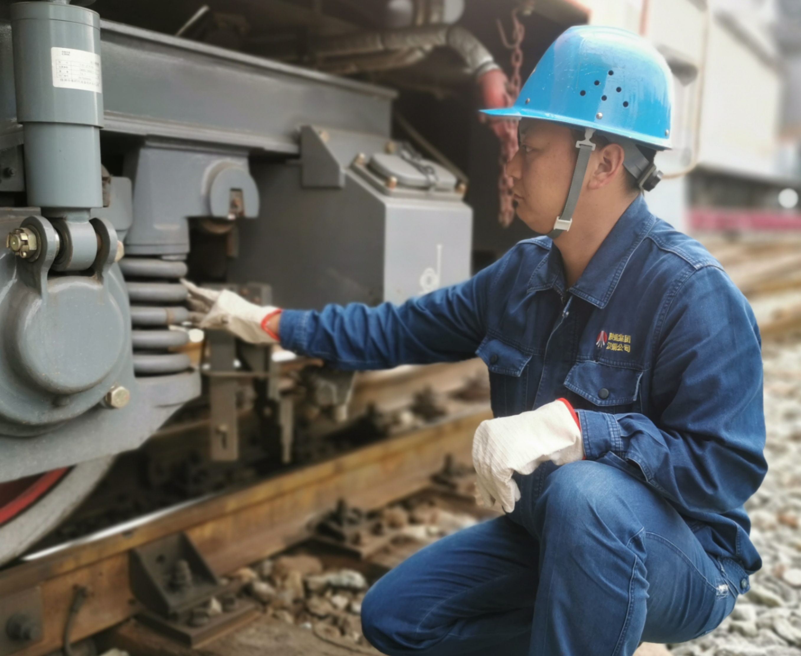 堅(jiān)守一線的身影，是這個(gè)節(jié)日最美的風(fēng)景！