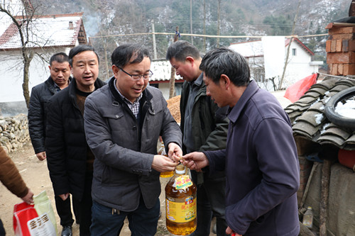 武軍強(qiáng)一行深入扶貧幫扶點(diǎn)慰問(wèn)