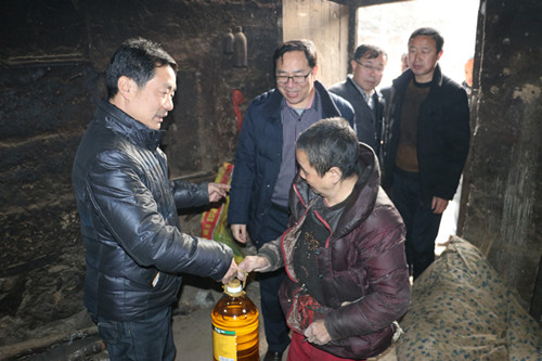 武軍強(qiáng)一行深入扶貧幫扶點(diǎn)慰問(wèn)