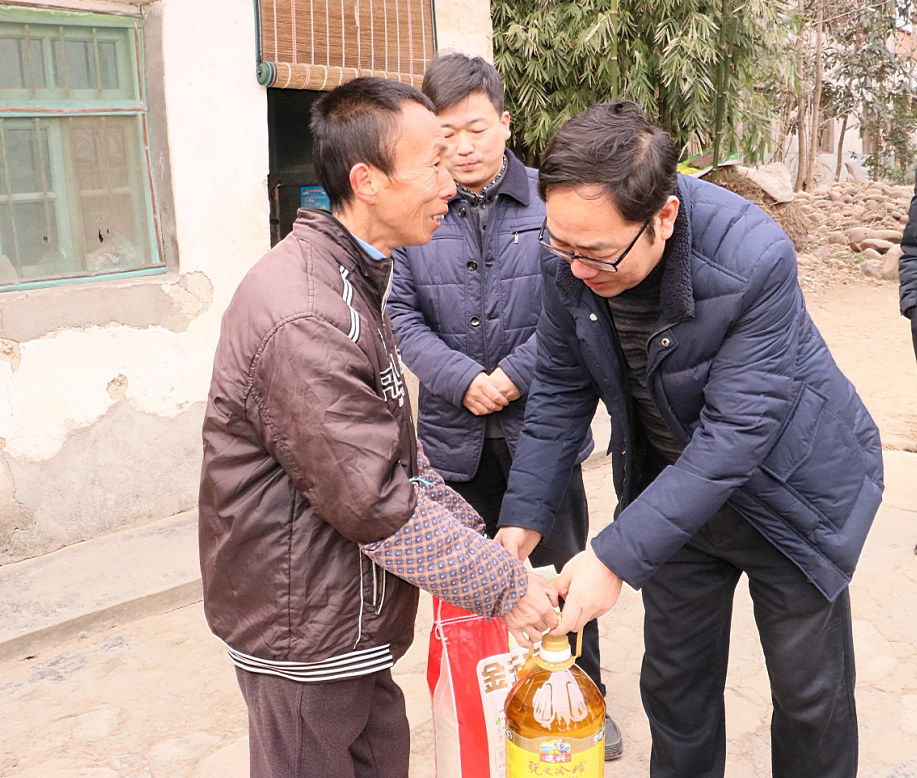 武軍強一行到勉縣黃羅營村扶貧慰問