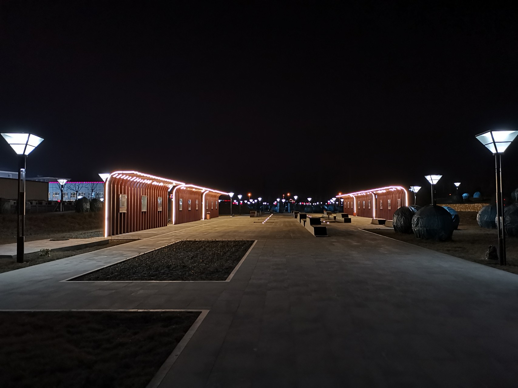 【鋼城文苑】黑暗里的“不夜城”