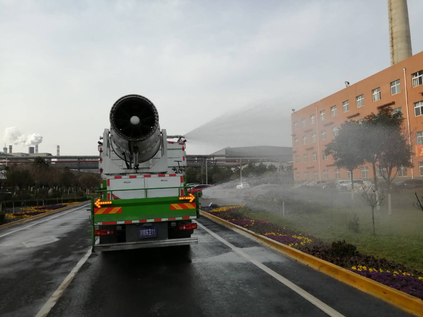 【美麗漢鋼】公司多措并舉 做好春季綠化苗木養(yǎng)護(hù)工作