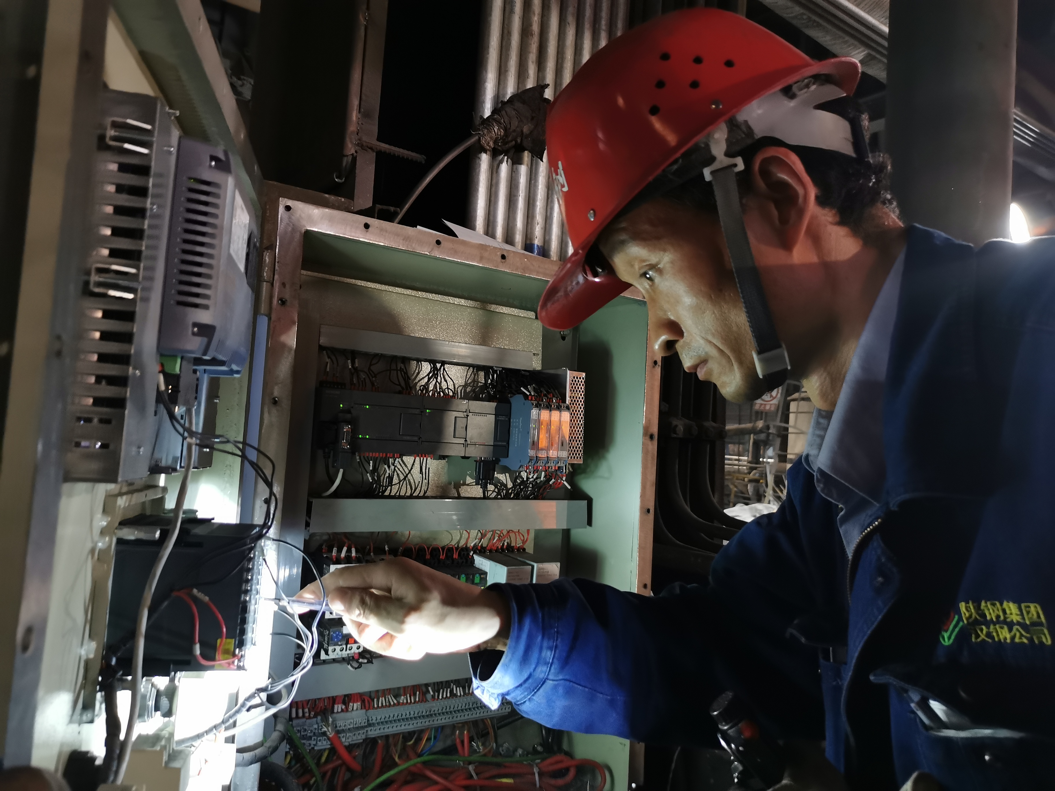 實(shí)干擔(dān)當(dāng)照亮檢修人的初心使命----記漢鋼公司系統(tǒng)檢修先進(jìn)個(gè)人劉戰(zhàn)軍